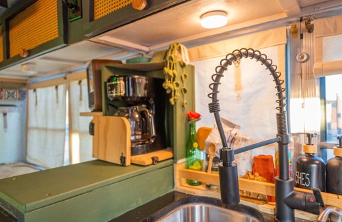 Alpine Apartment | Judy`s Mule-Schoolie with Outdoor Movie Theatre