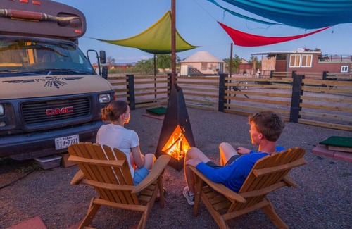 Alpine Apartment | Judy`s Mule-Schoolie with Outdoor Movie Theatre