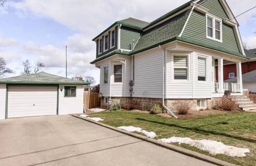 Thorold House | Juju’s house - Modern Vintage Rental unit at downtown Thorold