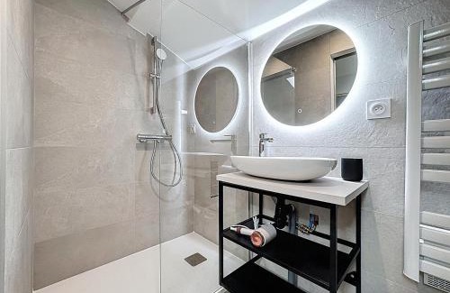 Anse House | Juliana - Anse Centre - Chambre et Salle de bain WC privée - Cuisine partagée