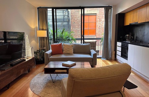 Chinatown Apartment | Juliet: Stylish 1 bedroom laneway apartment. CBD. Parking, Parking option