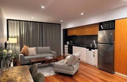 Chinatown Apartment | Juliet: Stylish 1 bedroom laneway apartment. CBD. Parking, Parking option