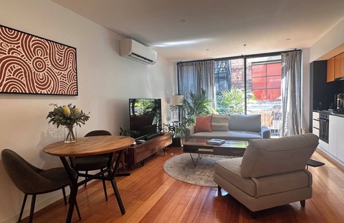 Chinatown Apartment | Juliet: Stylish 1 bedroom laneway apartment. CBD. Parking, Parking option