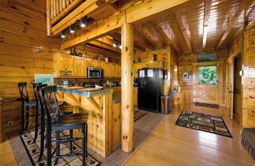 Sevierville Cabin | July specials! Mt Views, Hot Tub, local pool, recr