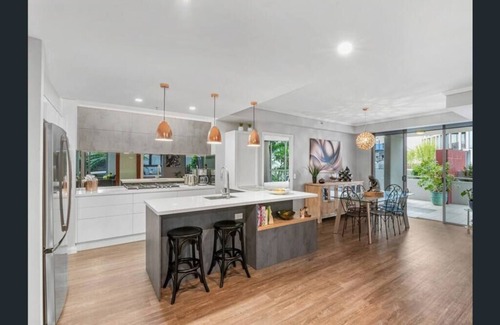 Brisbane Central Business District Apartment | Jumbo 256mt sq 3 bedder w Giant Balcony 2 Car Park