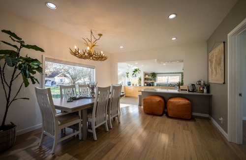 College Place House | Jungalow Bungalow w/hot tub right across from WWU, close to downtown and shops!