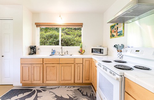 Keaau Cabin | Jungle Bungalow - A lovely space to stay for island fun!