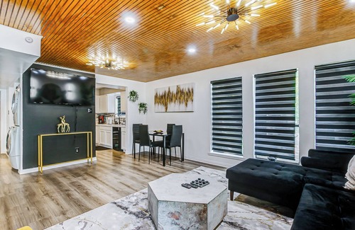 Montrose House | Jungle Midtown Oasis