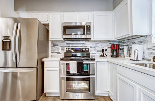 Montrose House | Jungle Midtown Oasis