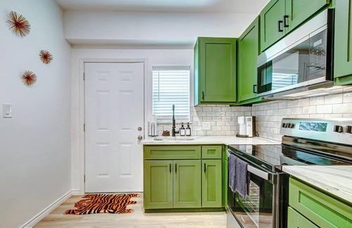 Montrose House | Jungle Midtown Oasis