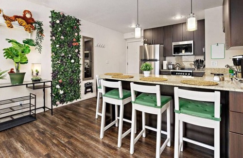Prairie Village Apartment | ✪Jungle Quest✪KING BD✪No Stairs!✪Fast Wifi✪Dedicated Covered Parking✪