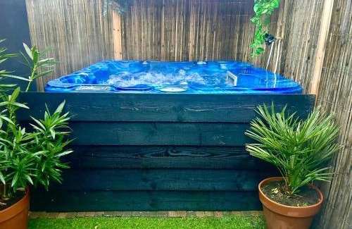 Vijfhuizen Apartment | Jungle style lodge with jacuzzi ,sauna and garden near Amsterdam