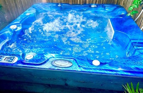 Vijfhuizen Apartment | Jungle style lodge with jacuzzi ,sauna and garden near Amsterdam