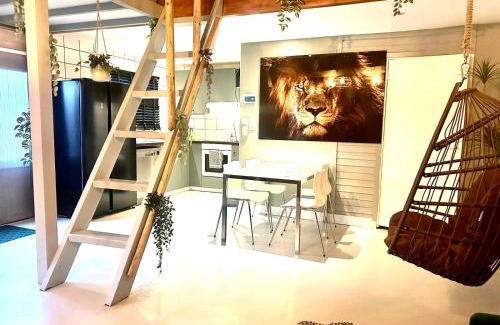Vijfhuizen Apartment | Jungle style lodge with jacuzzi ,sauna and garden near Amsterdam