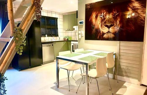 Vijfhuizen Apartment | Jungle style lodge with jacuzzi ,sauna and garden near Amsterdam