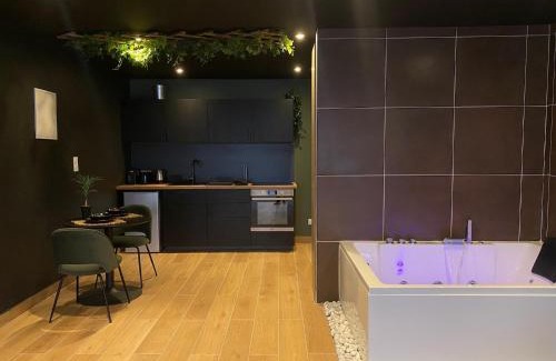 Prefecture Apartment | Junglia Suite - Spa & Ciné