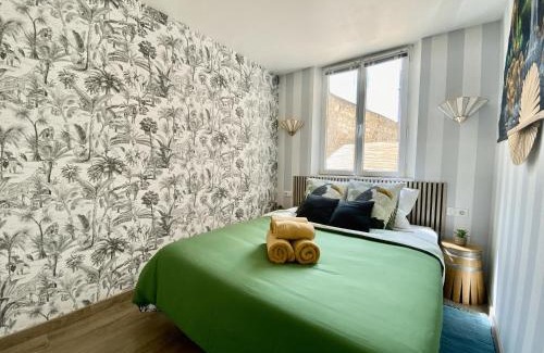 Sens Apartment | Junglissime - By BEST KEYS - Déco Jungle & Grand Patio Privé - 1 chambre séparée & 1 canapé convertible - Centre Ville - Smart TV - Machine à Café Nespresso - WiFi Fibre - Check-in Autonome - Parking Facile & Gratuit