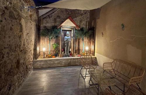 Sens Apartment | Junglissime - By BEST KEYS - Déco Jungle & Grand Patio Privé - 1 chambre séparée & 1 canapé convertible - Centre Ville - Smart TV - Machine à Café Nespresso - WiFi Fibre - Check-in Autonome - Parking Facile & Gratuit