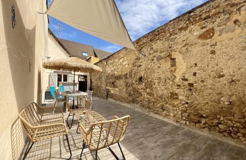 Sens Apartment | Junglissime - By BEST KEYS - Déco Jungle & Grand Patio Privé - 1 chambre séparée & 1 canapé convertible - Centre Ville - Smart TV - Machine à Café Nespresso - WiFi Fibre - Check-in Autonome - Parking Facile & Gratuit