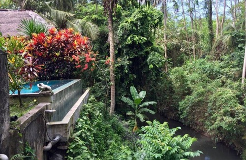 Celuk House | Junior Suite room in Sukawati, surrounded by lush gardens