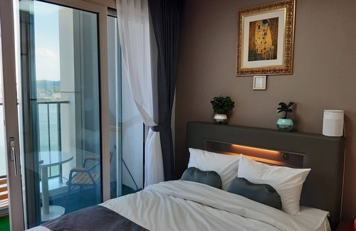 Sokcho Hotel | Junior suite room on the 11th floor with views of the sea, lake and mountain.