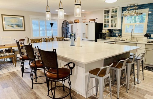Wright House | "Juniper Junction" - Covered Pool/Entertainer’s Dream/10 Minutes from Beach