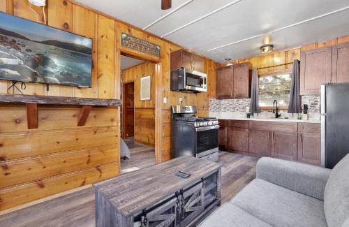 Big Bear Lake House | Juniper Lakeside Couples Resort Cabin by Big Bear Vacations