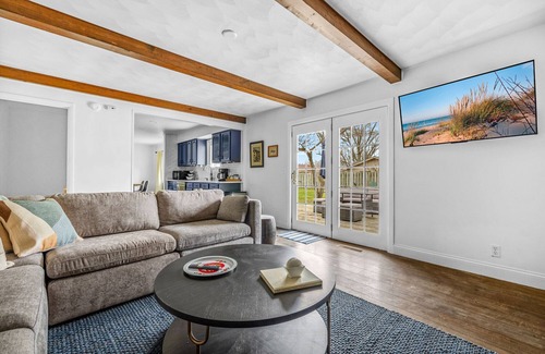 Stevensville House | Juniper Presents: Fire Pit, Deck + Foosball, 1-min to Watermark Brwy