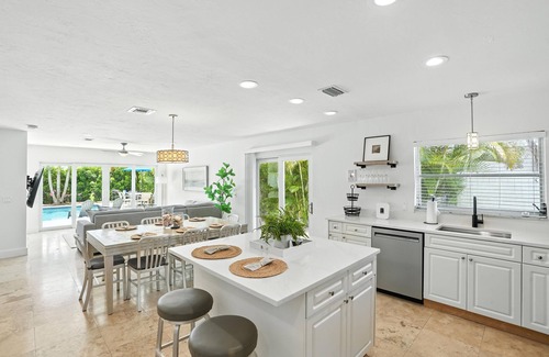 Naples Park House | Juniper Presents: Pool Paradise w/Spa – Trade Snow for Sand, Only 2 Min to Beach