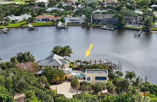 Jupiter House | Jupiter Compound On The River