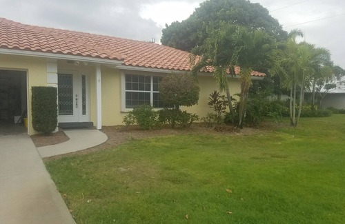 Tequesta House | Jupiter house near beach sleeps 10 , heated enclosed pool .