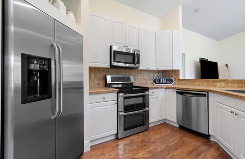Old Jupiter Beach Road House | Jupiter's Beacon Villa. Less than 2 miles from the beach in the heart of Jupiter