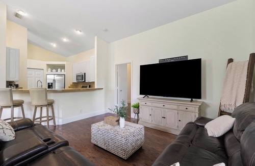 Old Jupiter Beach Road House | Jupiter's Beacon Villa. Less than 2 miles from the beach in the heart of Jupiter