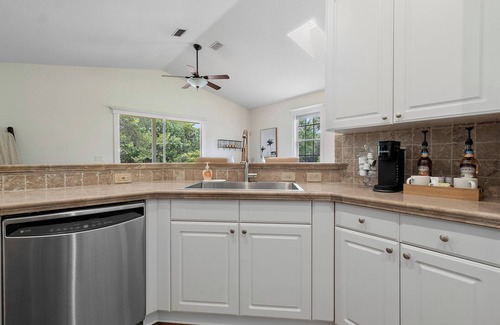 Old Jupiter Beach Road House | Jupiter's Beacon Villa. Less than 2 miles from the beach in the heart of Jupiter