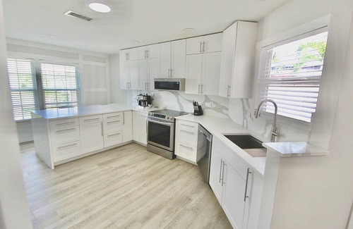 Jupiter House | Jupiter Sunshine 3 BR Home w/Pool in the heart of Jupiter!