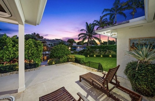 Jupiter House | Jupiter waterfront - dock and new jacuzzi spa , 3 b 2 b fits 30 “ boat