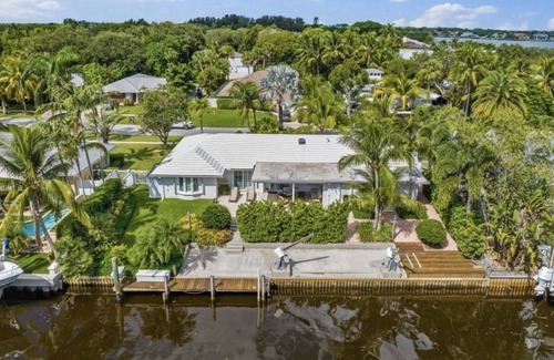 Jupiter House | Jupiter waterfront - dock and new jacuzzi spa , 3 b 2 b fits 30 “ boat