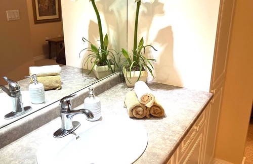 Drumheller House | Jurassic Suites n3-bedroom house in Drumheller. Best location in town.