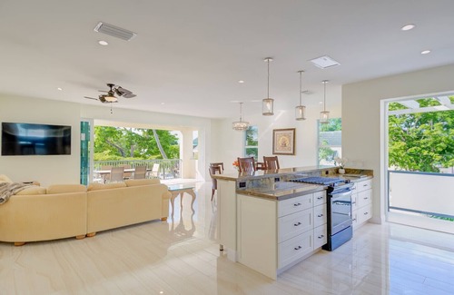 Old Naples Condo | Just 2 block walk to the Gulf of Mexico Beaches in Olde Naples