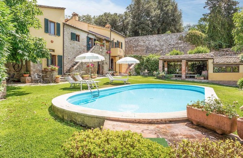 Camucia House | Just 3 km below Cortona lies this characteristic vacation home with private pool on the outskirts of