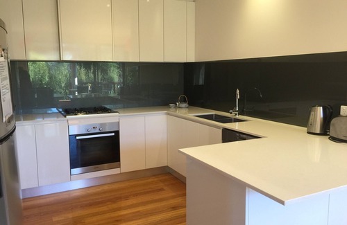 Dromana House | Just 30 seconds walk to DROMANA Swimming BEACH, WIFI, Parking, heating & cooling