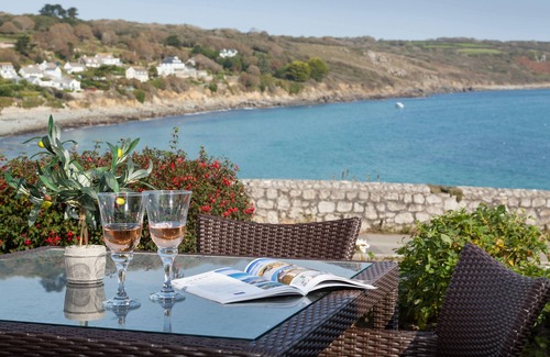 Coverack Apartment | Just a stone's throw away from the water's edge, thatched Trevarrow Cottage is the ideal place to un