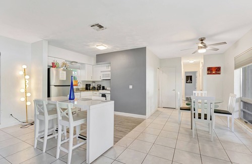 Lauderdale Beach Apartment | Just a walk to the beach