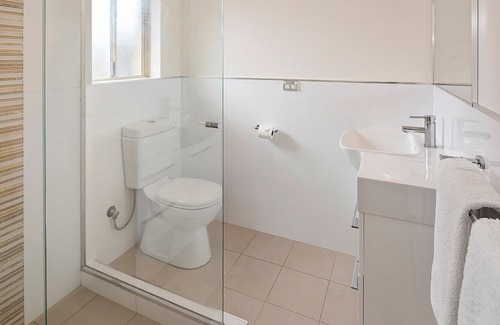 Abbey House | Just Beachy- Large yard, BBQ, WIFI