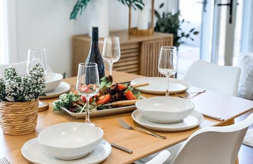 Wagga Wagga House | Just book it! Ruby - a spacious house in the CBD