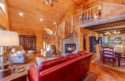 Mentone Cabin | Just Chillin on the Brow steps to downtown