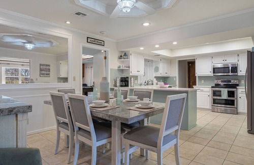 Moore House | Just Like Home #15: Centrally Located 5bd, 4ba, Pool, Hot Tub, Billiards, Grill