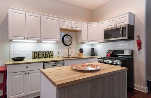 Germantown House | Just like Home! Walk to Music Hall, Shops &Bars!