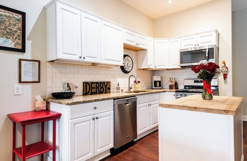 Germantown House | Just like Home! Walk to Music Hall, Shops &Bars!