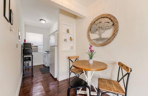 East Little Havana Apartment | Just minutes from Brickell, Downtown, and the vibrant streets of Little Havana, you’ll have easy access to restaurants, cafés, shops, and nightlife.